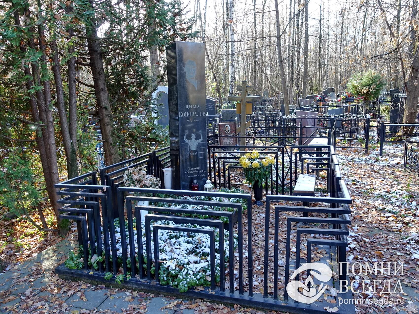 Необычная металлическая оградка квадратной формы